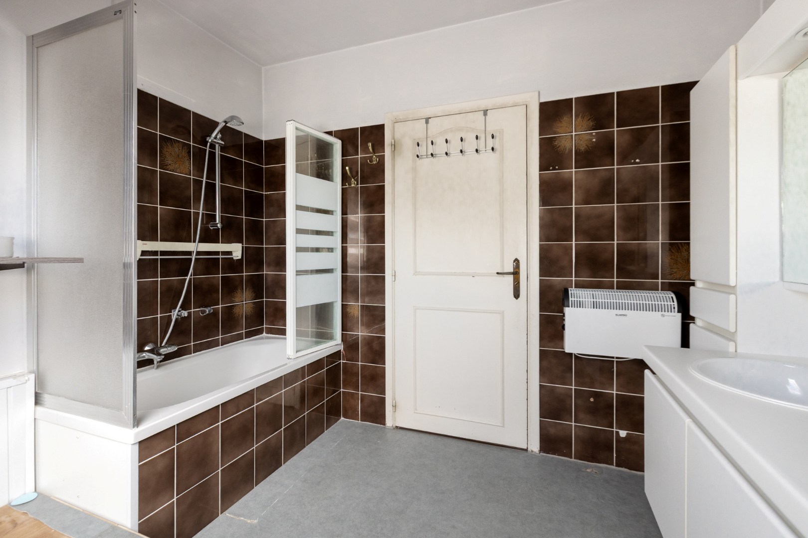 Badkamer met bad/douche combinatie