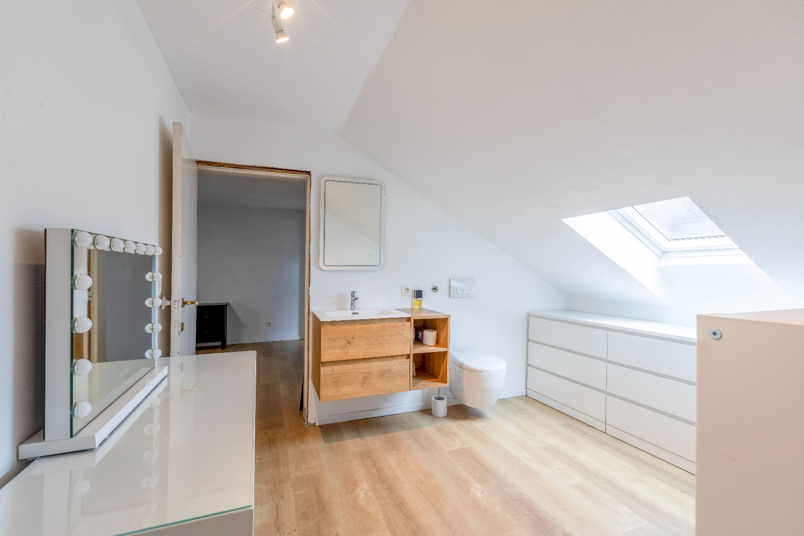 Instapklare woning met tuin in de gezellige kern van Laarne 