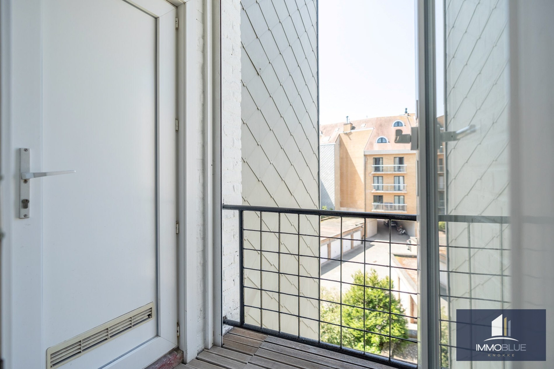 Situé dans un endroit calme, cet appartement entièrement rénové offre une vue dégagée sur les villas. 