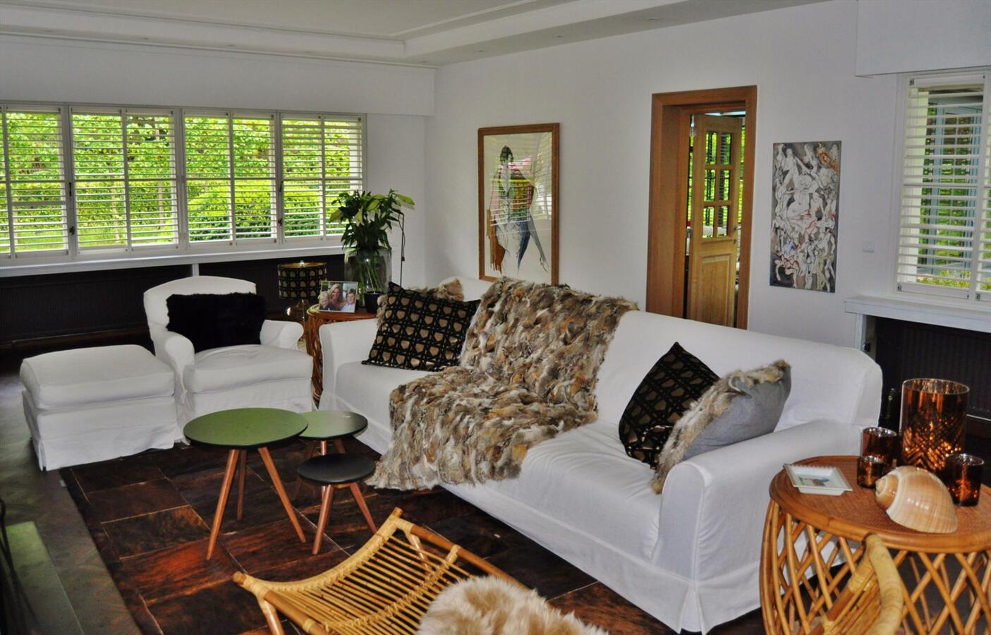 Ruime villa met stallingen en weide op 4900m² te Schoten 