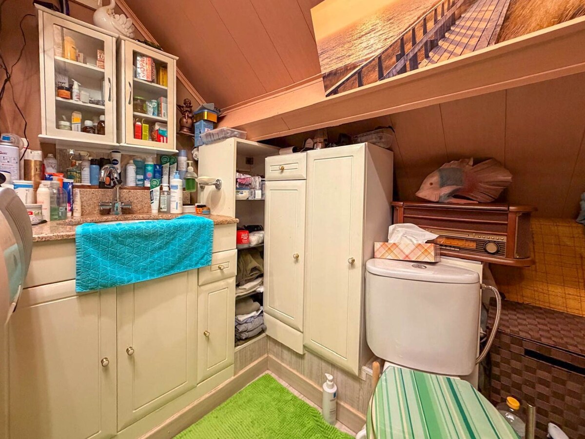 Knusse woning met ruime tuin en uitweg en mogelijkheid tot aankoop van een garage. 