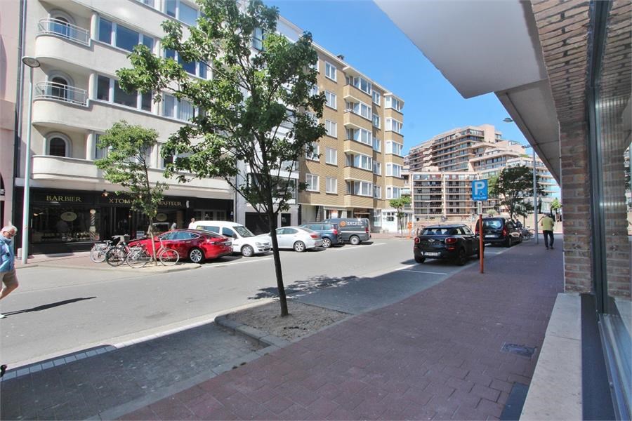 GEMEUBELD: Gelijkvloersappartement met terras, gelegen dichtbij het Van Bunnenplein en de zeedijk te Knokke.. 