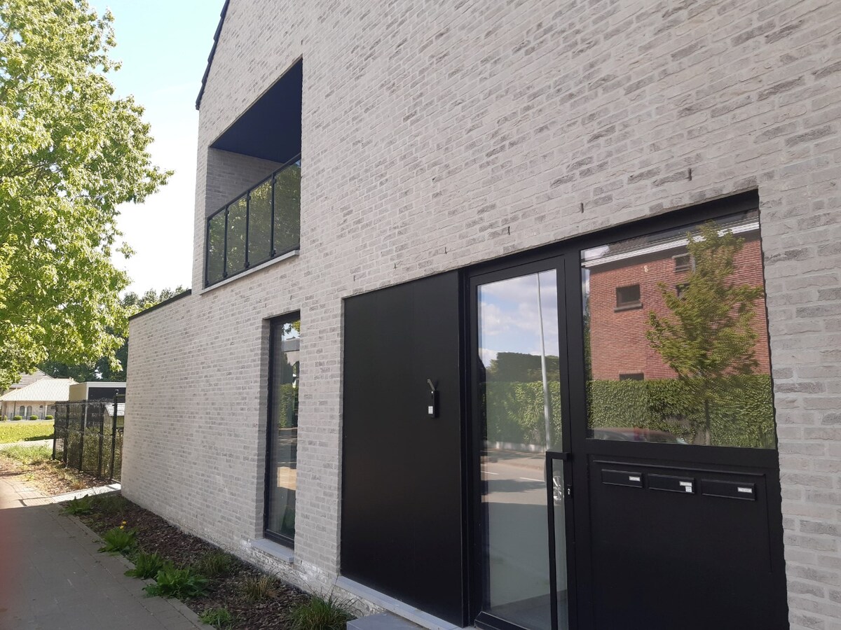 BEN-appartement met terras en tuintje. 