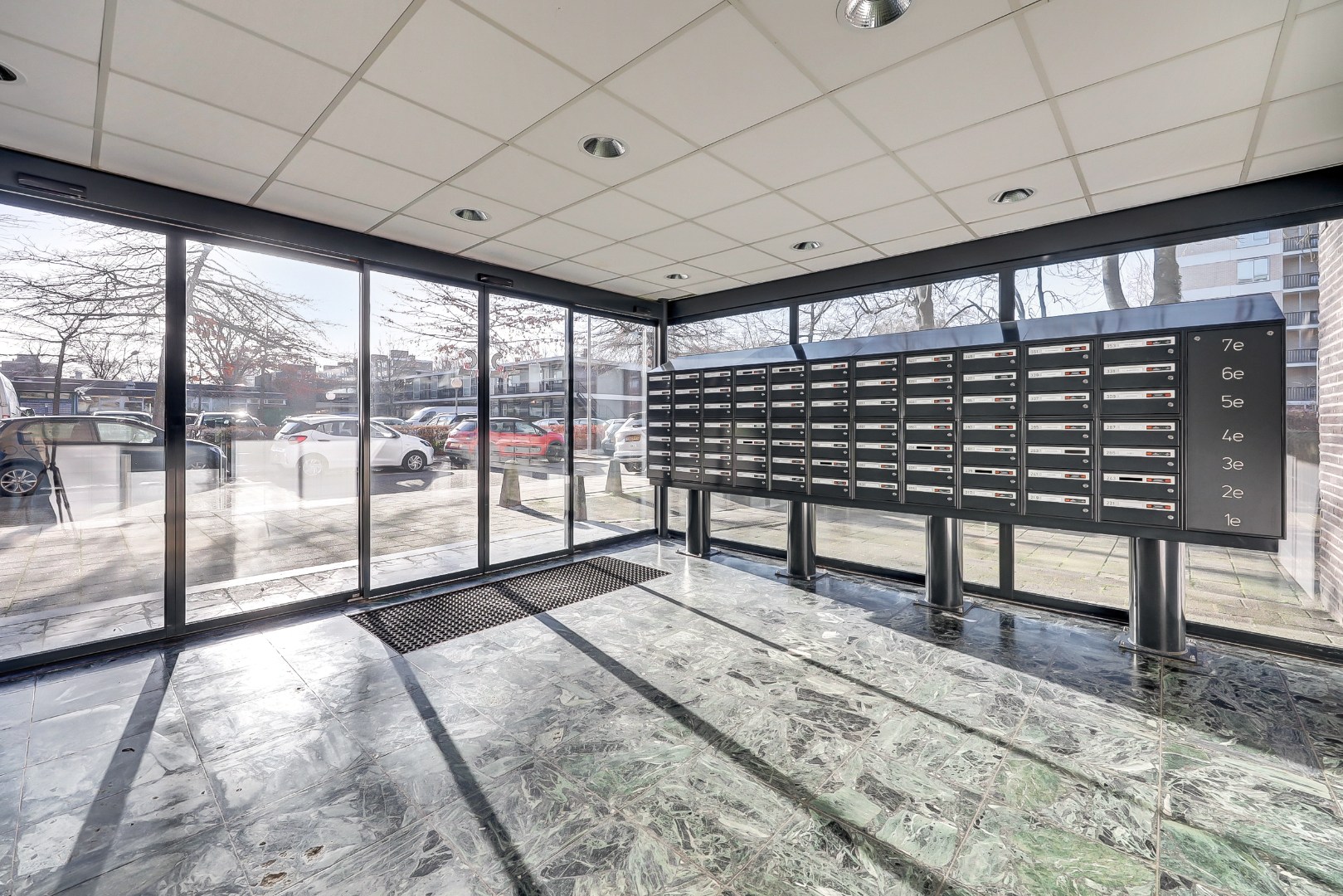 Instapklaar 2-kamer appartement op de 6e verdieping met moderne keuken en badkamer, balkon, berging in de onderbouw en gelegen op eigen grond. 