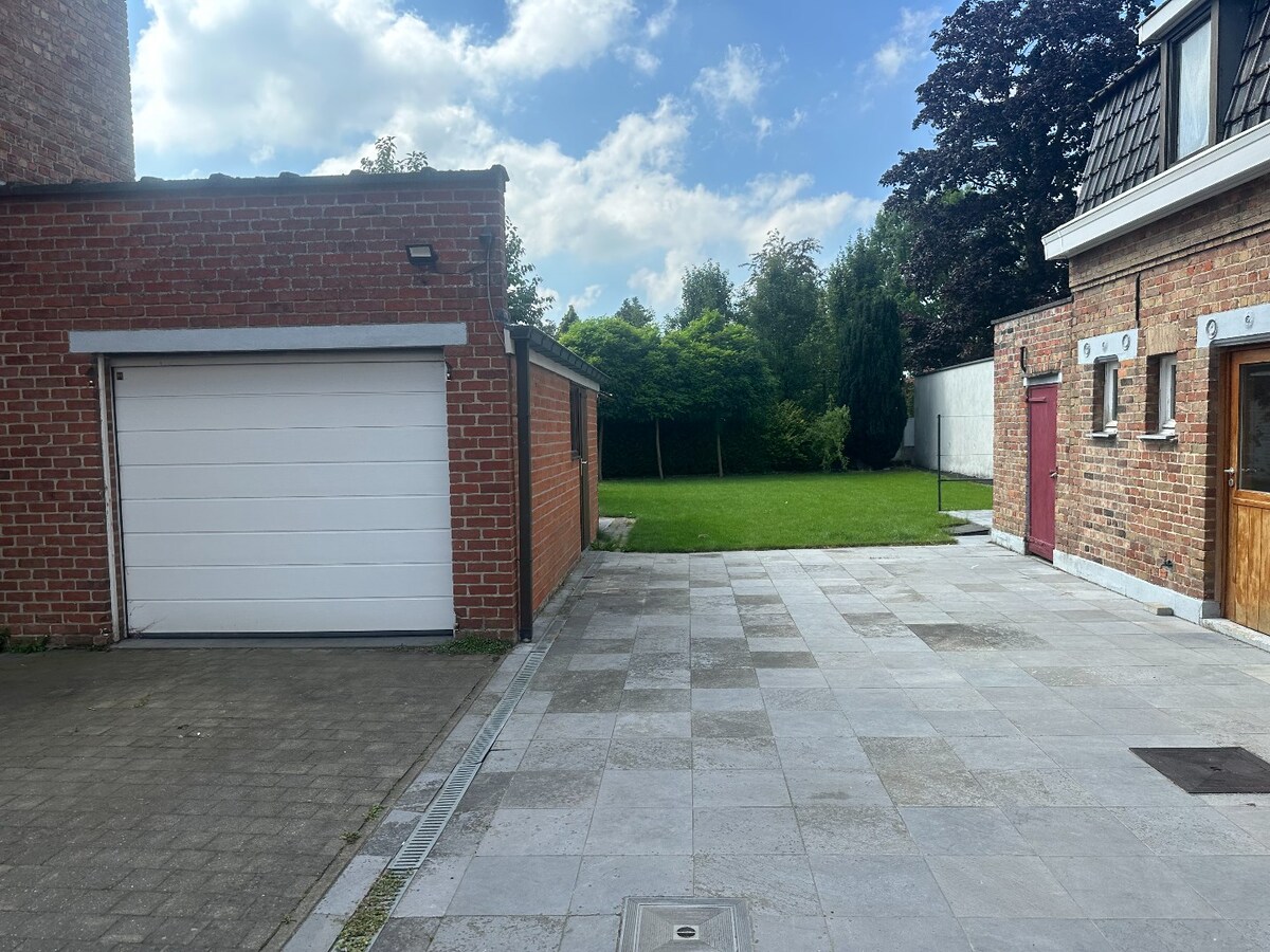 Halfopen woning met 3 slaapkamers op de Markt in Houthulst 