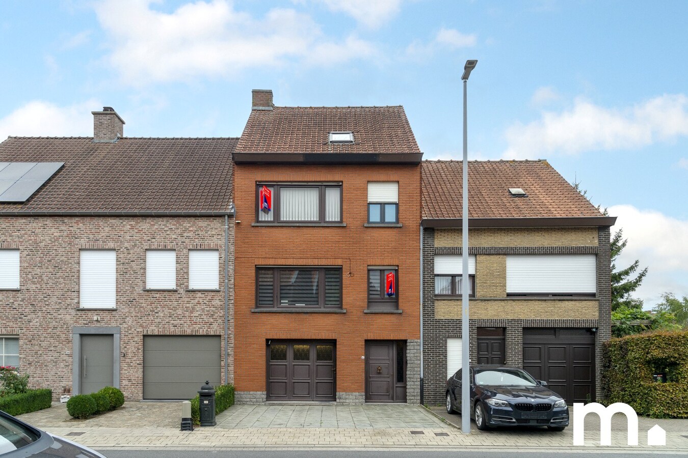 Ruime, centraal gelegen gezinswoning met garage te koop in Wevelgem ! 