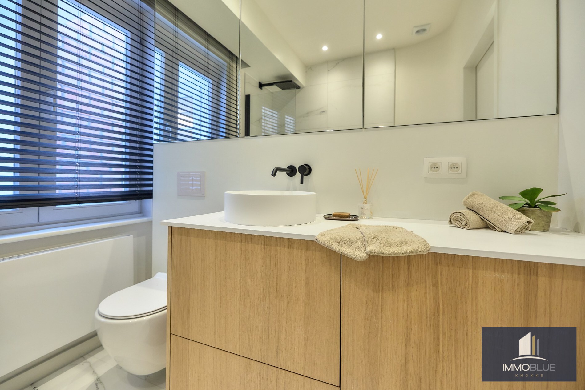 Appartement spacieux, entièrement rénové, avec quatre chambres et vue latérale sur la mer, situé à proximité de la Place Van Bunnen. 