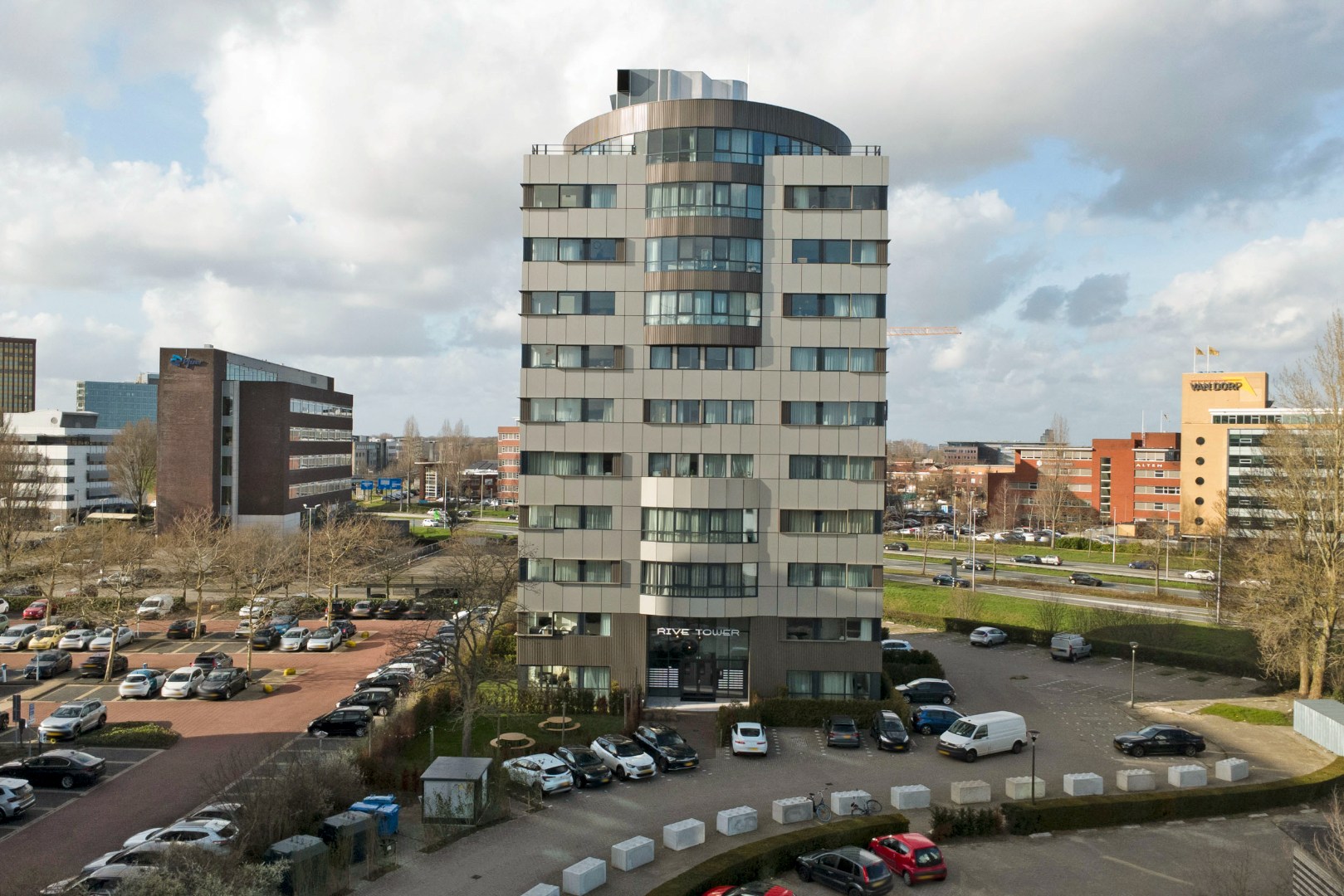 Energiezuinig en instapklare studio met energielabel A, moderne keuken en badkamer en uitzicht op de skyline van Rotterdam. 
