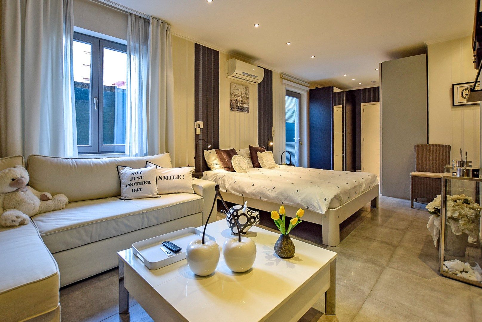 Prachtig onderhouden gelijkvloersappartement van maar liefst 175m² gelegen op 50m van het strand te Sint-Idesbald. 