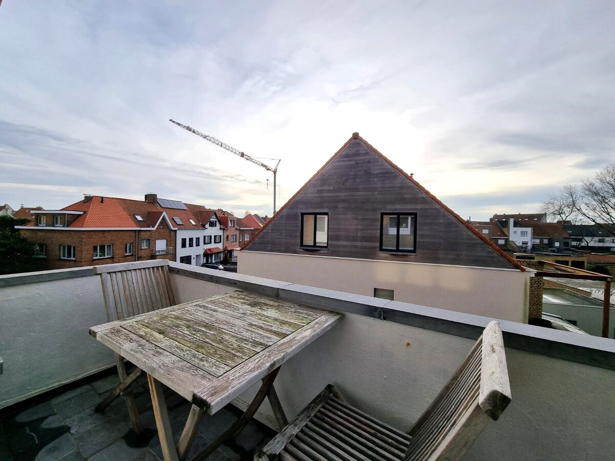 Knap gerenoveerd, zeer lichtrijk hoekappartement te Heist 