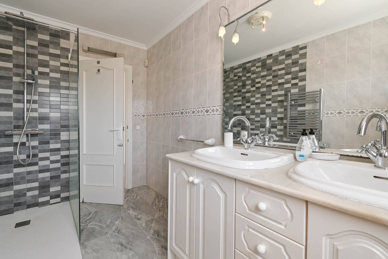 Uniek renovatieproject met zeezicht op wandelafstand van Moraira 