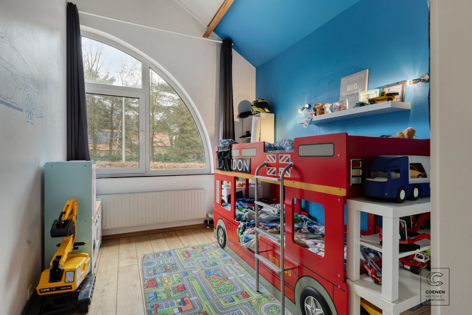 Lichtrijke en ruime villa van 338 m² met ingebouwd zwembad en tal van mogelijkheden voor co-housing of kangoeroewonen! 