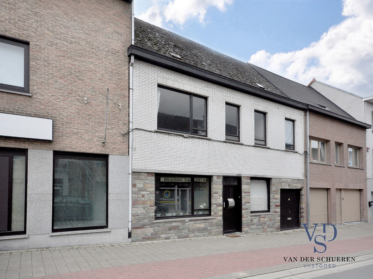 Op te frissen gezinswoning in hartje Gavere ! 