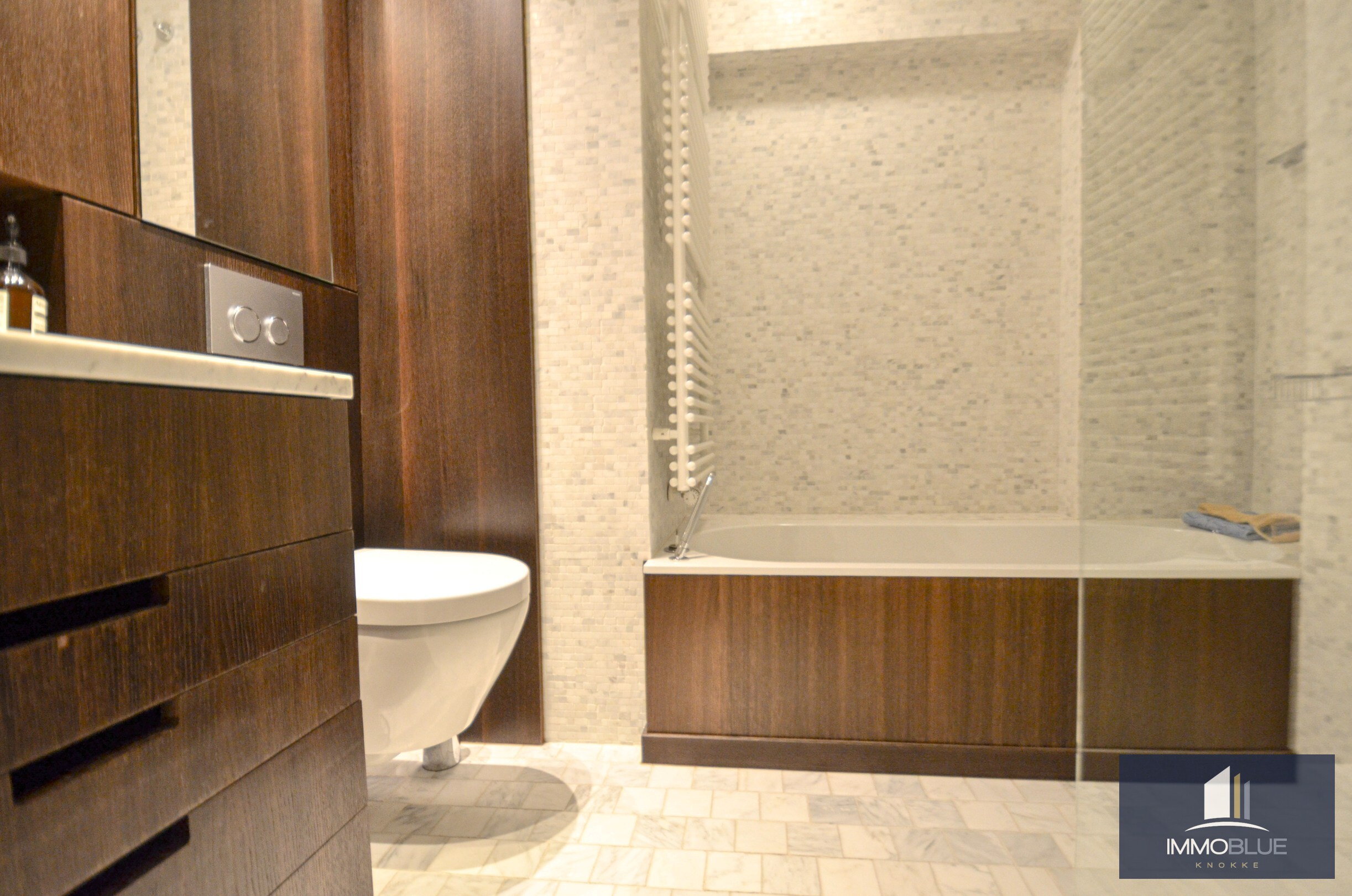 Lichtrijk hoekappartement met ruime terrassen gelegen in een klein residentie. 