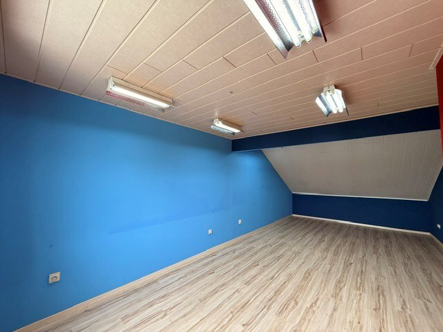 Halfopen woning met 3 slaapkamers, inpandige garage en mooie tuin in Kleine Brogel. 