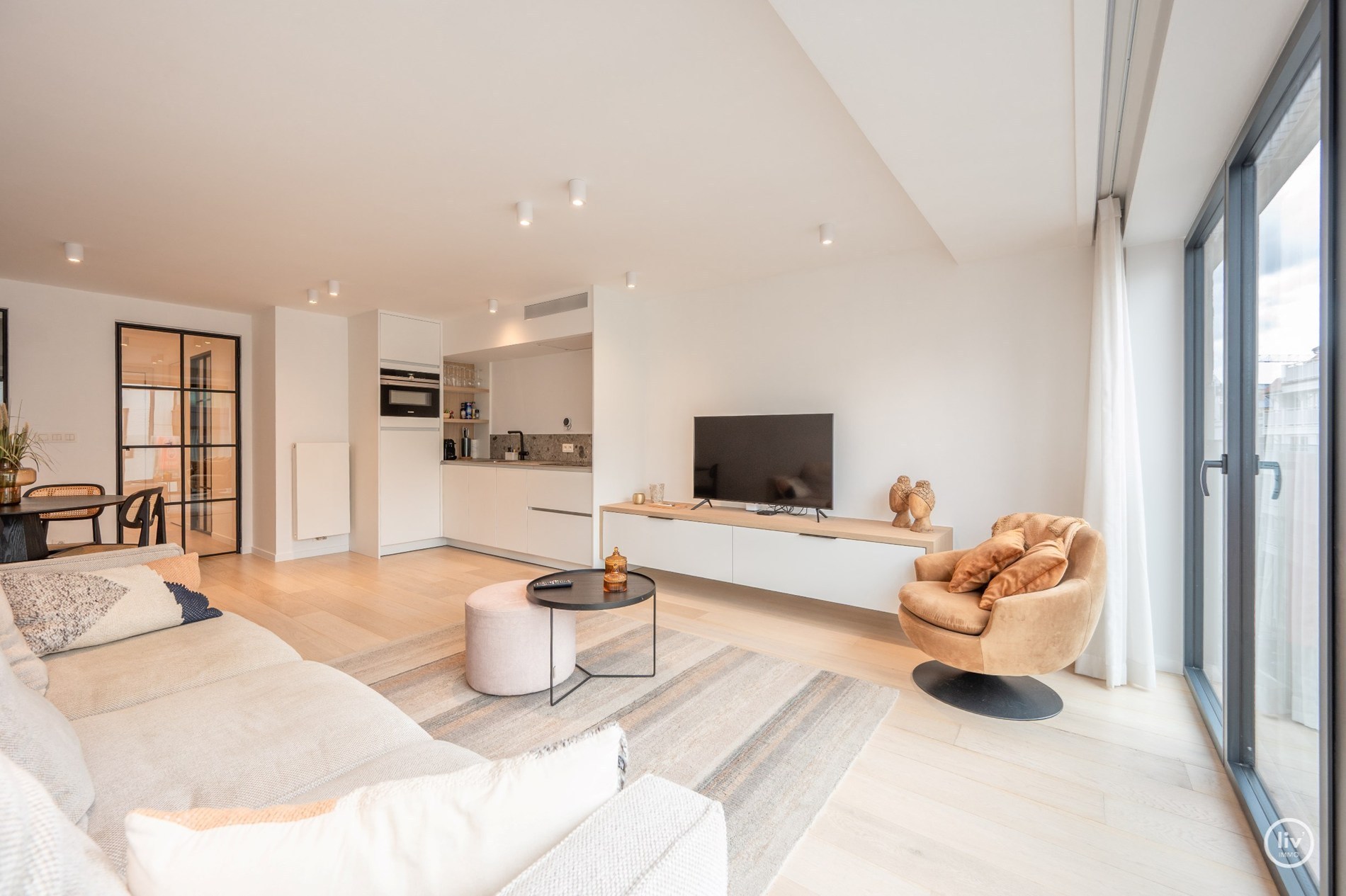Prachtig gerenoveerd 2 slaapkamerappartement op een topligging in een zijstraat van de Kustlaan te Knokke. 