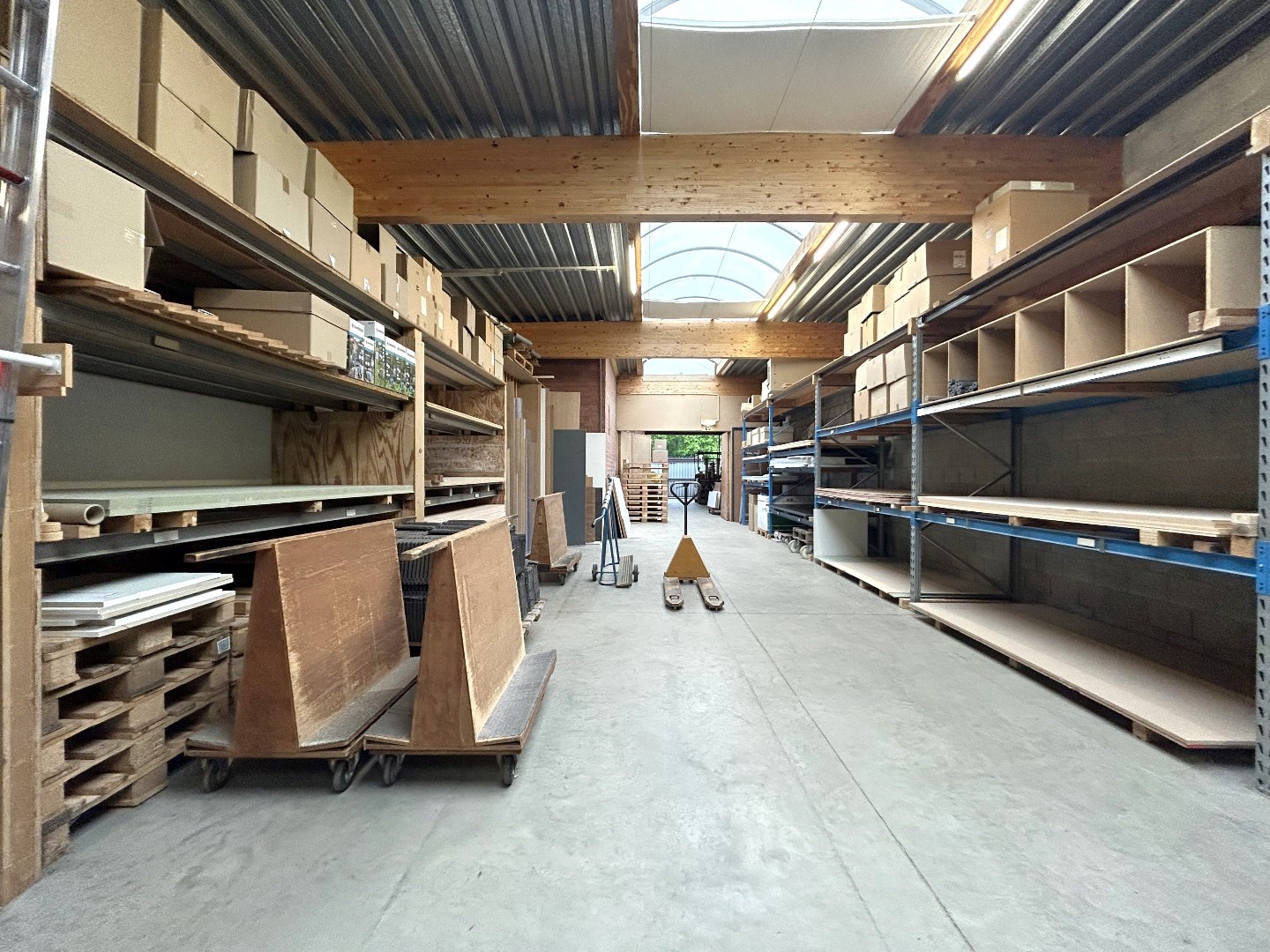 Handelsgelijkvloers op commerciële ligging in centrum Geel 