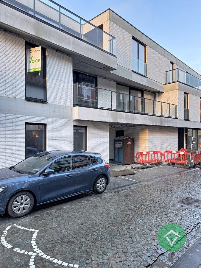 Volledig geschilderd Instapklaar appartement met garage in centrum Koekelare 