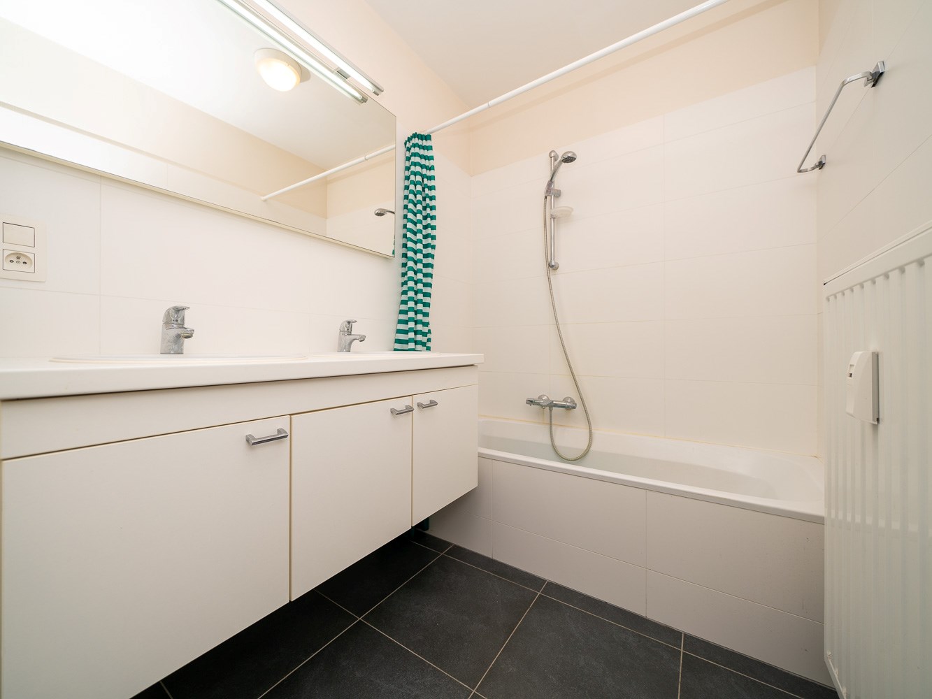 Recent 1-kamer appartement met terras, staanplaats, kelder 