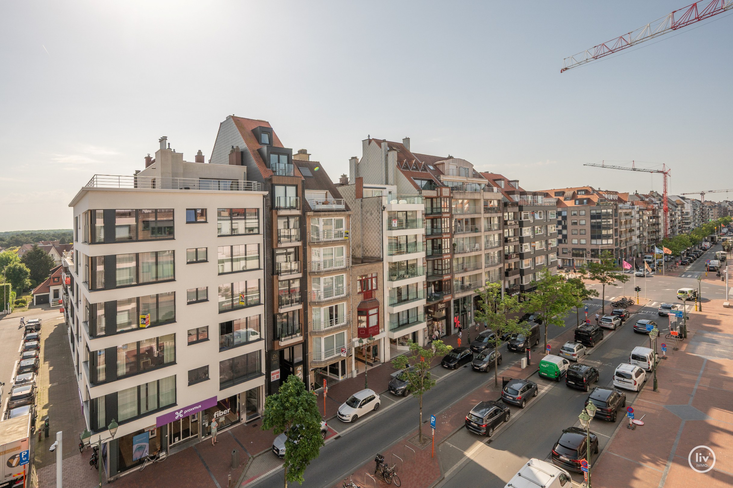 Meublé: Penthouse lumineux et récemment rénové avec une grande terrasse orientée au sud de 19m2, à distance de marche de la plage et des commerces. 