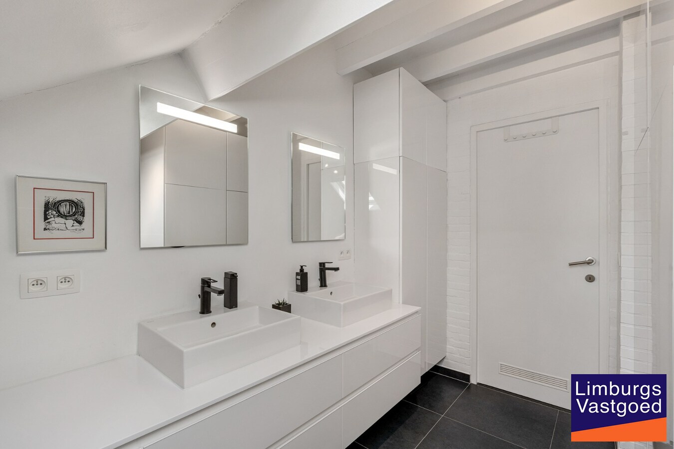 Moderne architectenwoning met mooie tuin en zwembad, 5 slaapkamers in Hasselt, OB op 8a12ca in doodlopende straat 