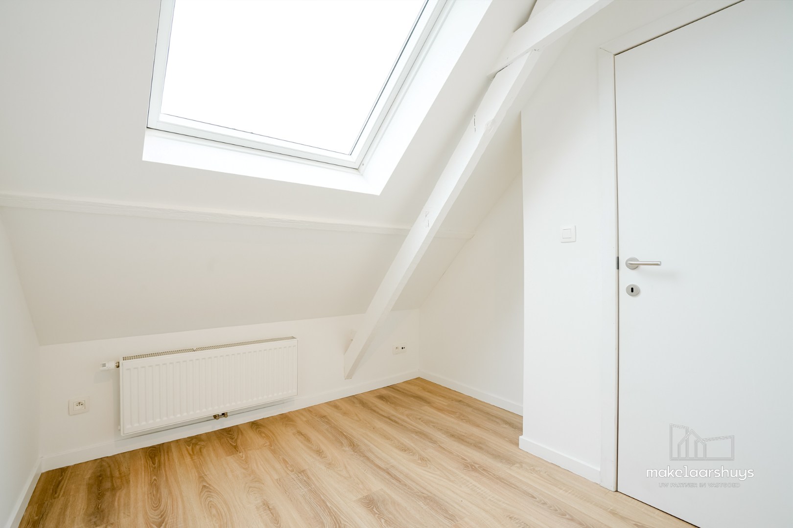 Instapklare gerenoveerde woning in rij met terras, tuin en garagebox 
