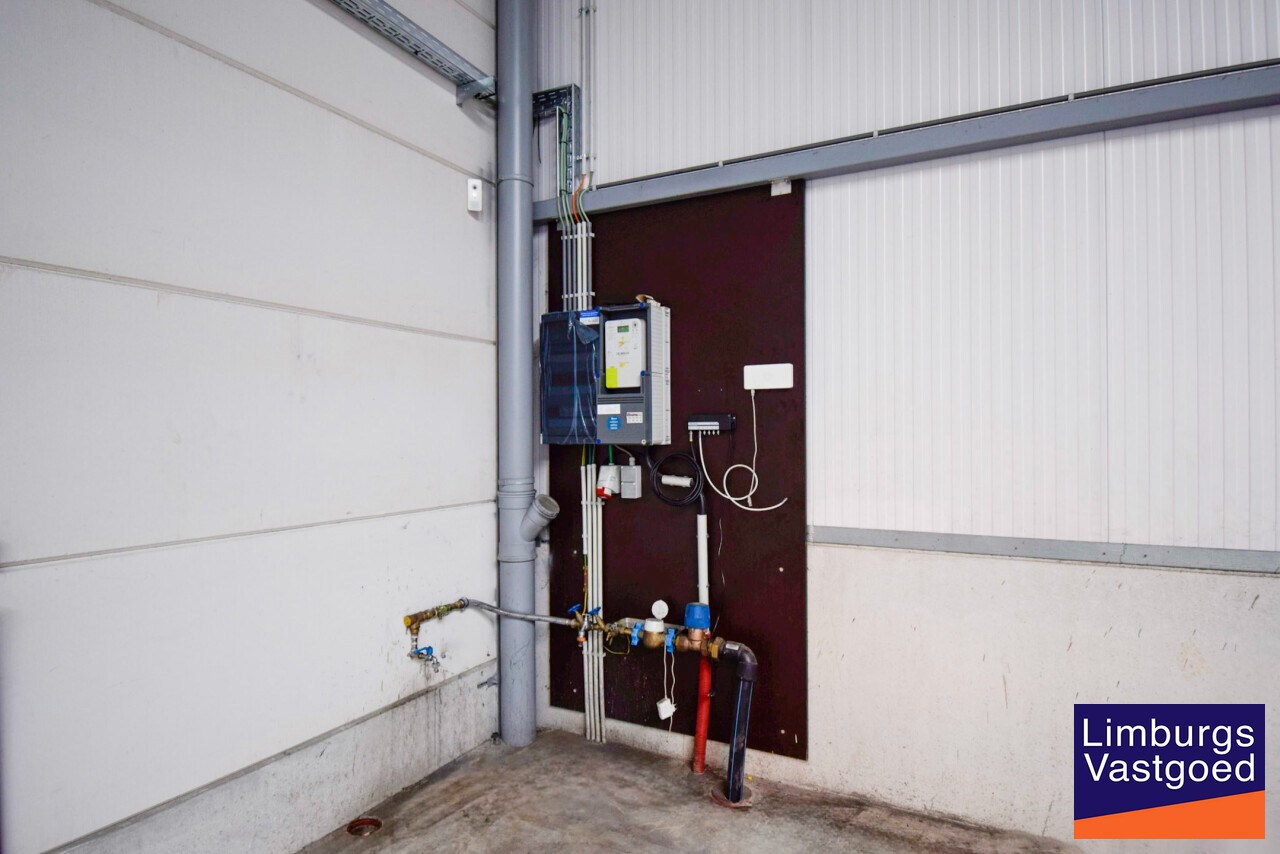 Instapklare KMO-unit, 225 m², met sectionaalpoort en parking 