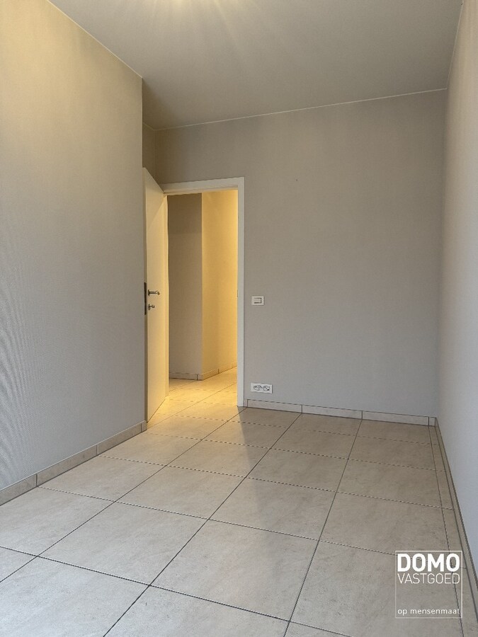 Ruim gemeubeld 2-slaapkamer appartement met terras op benedenverdieping in Halen 