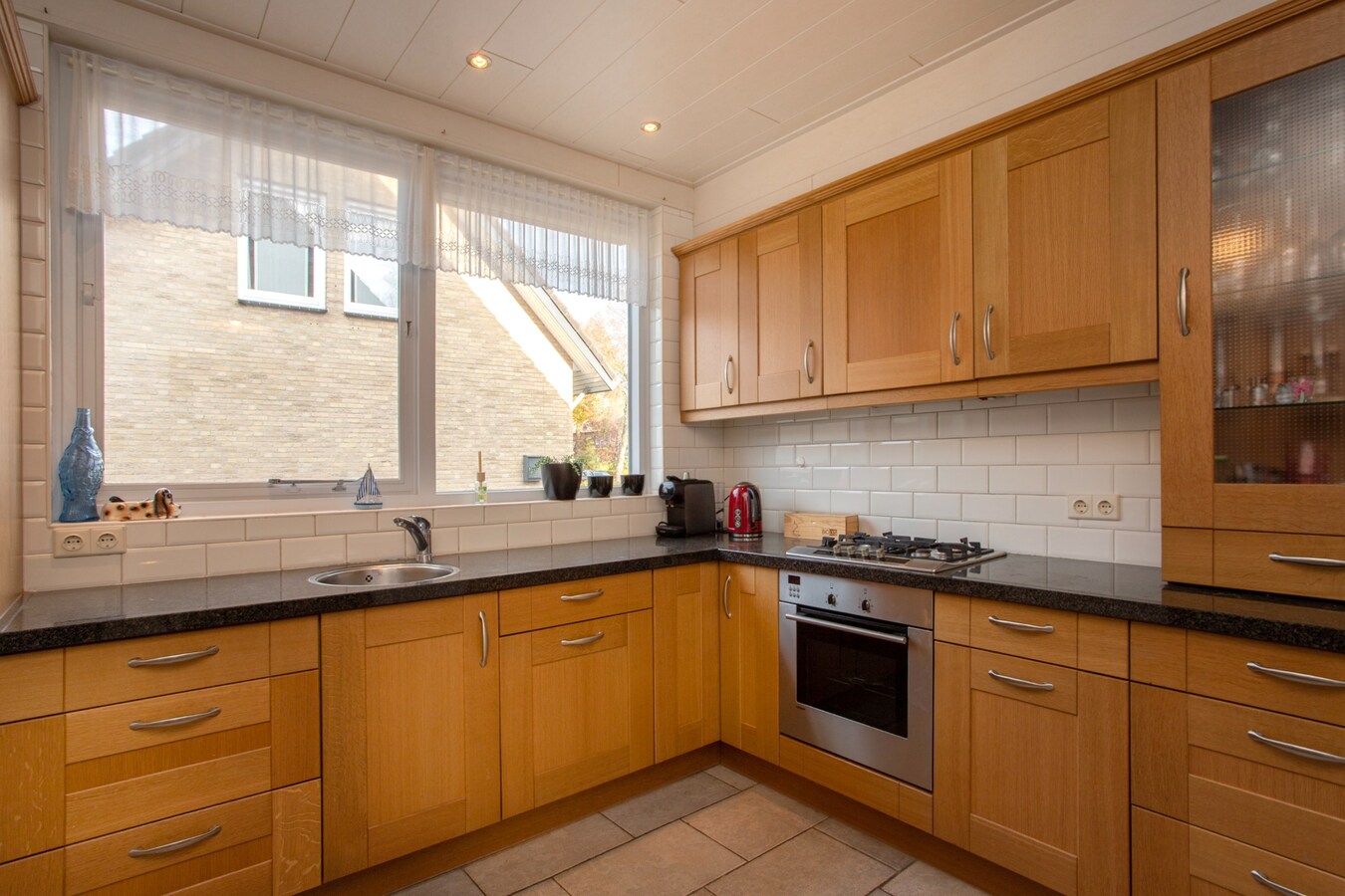 Degelijke vrijstaande woning met groot bijgebouw gelegen op een hoekperceel in Hooge Mierde. 