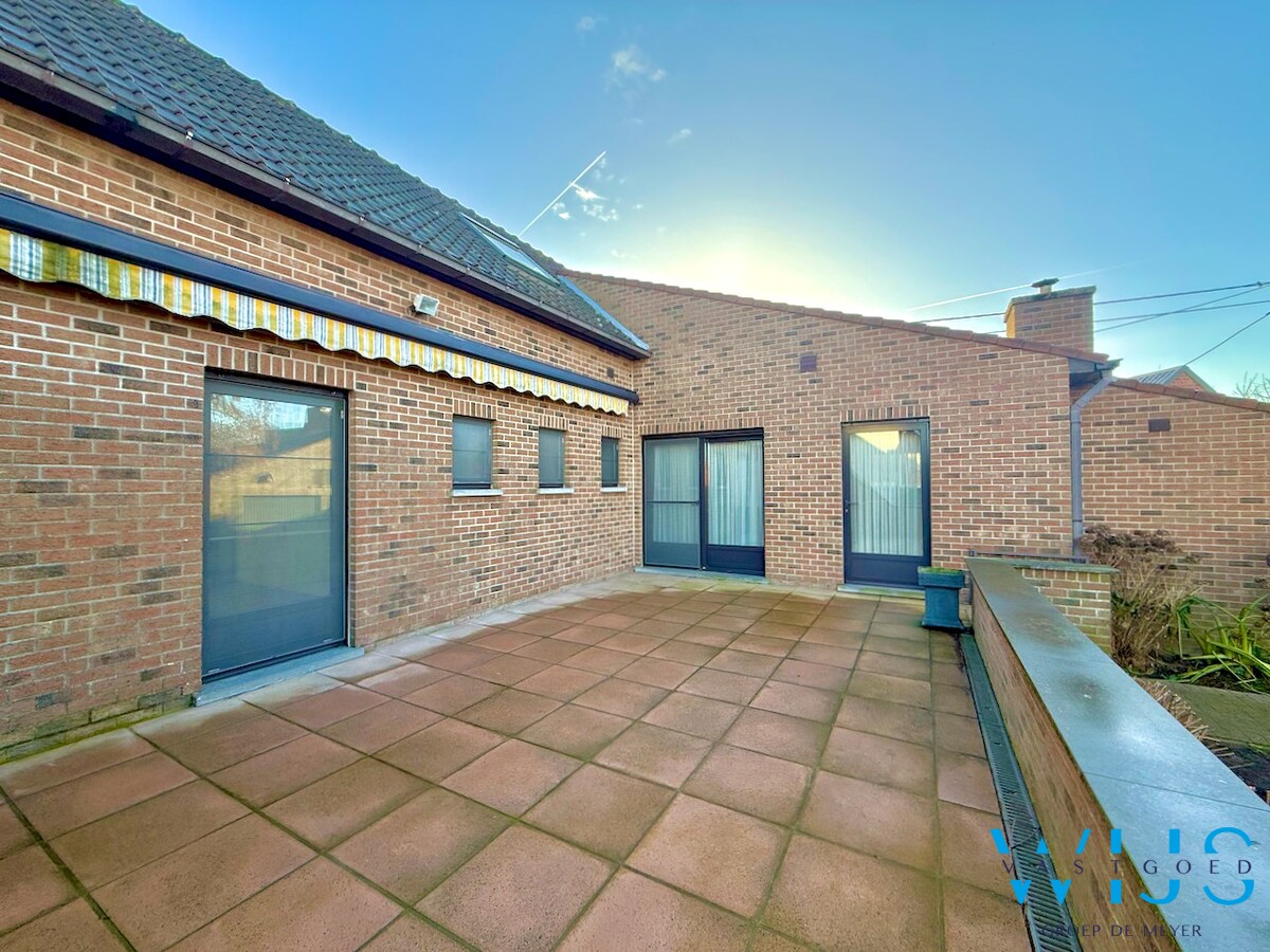 Super gezellig woonhuis met ruime garage te Boekhoute ! 