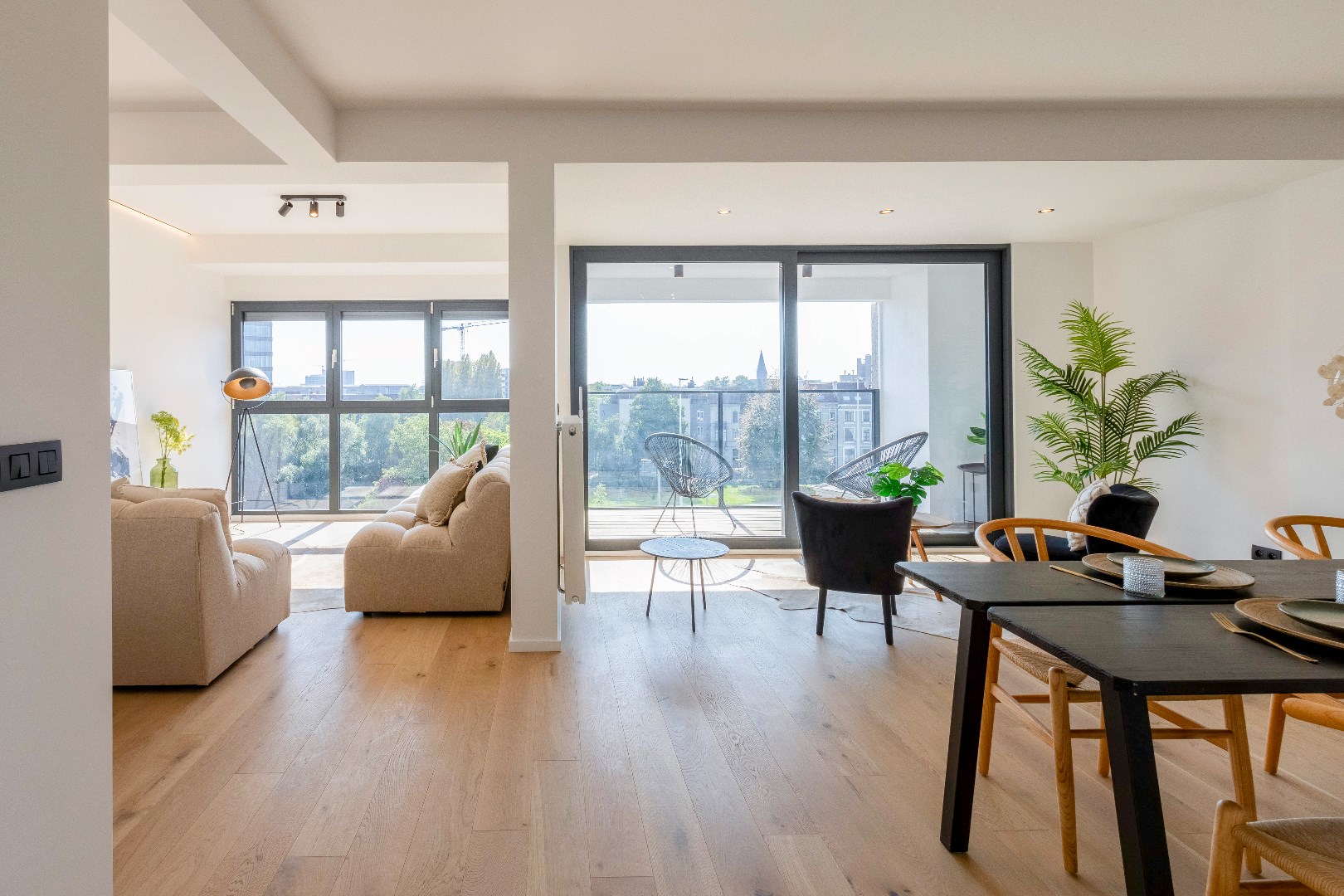 Prachtig gerenoveerd 3 slaapkamerappartement  met  uniek zicht 