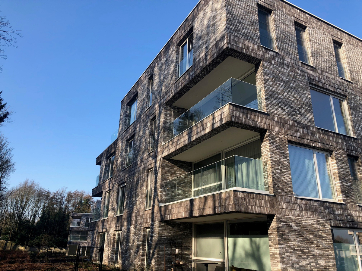 Prachtig nieuwbouwappartement  (geen vaste kosten; met ondergrondse staanplaats voorzien van oplaadmogelijkheid voor elektrische wagen). 