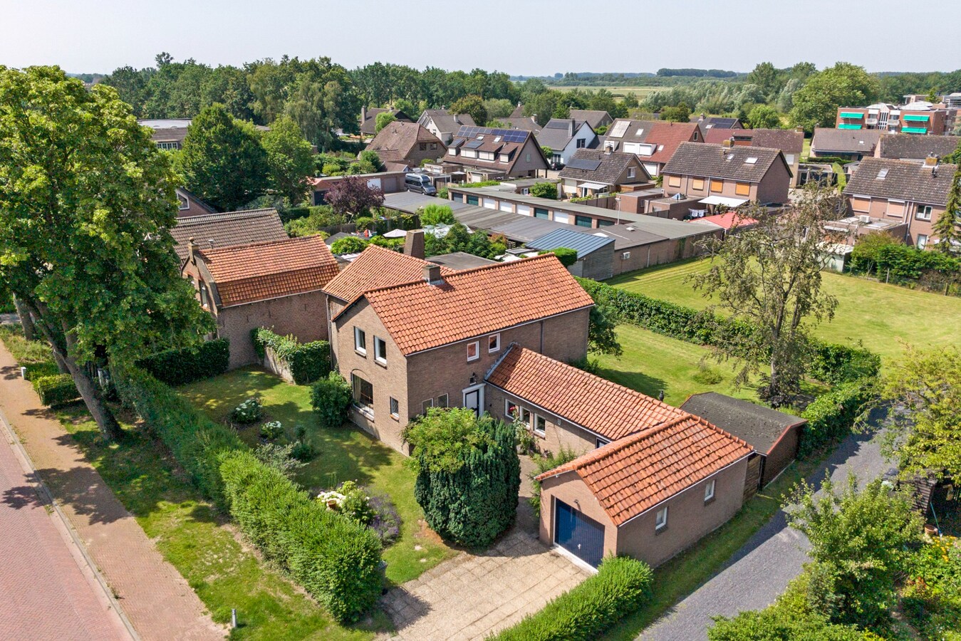 Vrijstaande woning met vijf slaapkamers, garage en royale tuin 