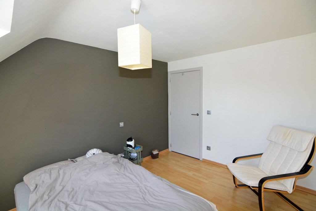 Modern triplex appartement met 3 slpks, terras, kelderberging en autostaanplaats. 