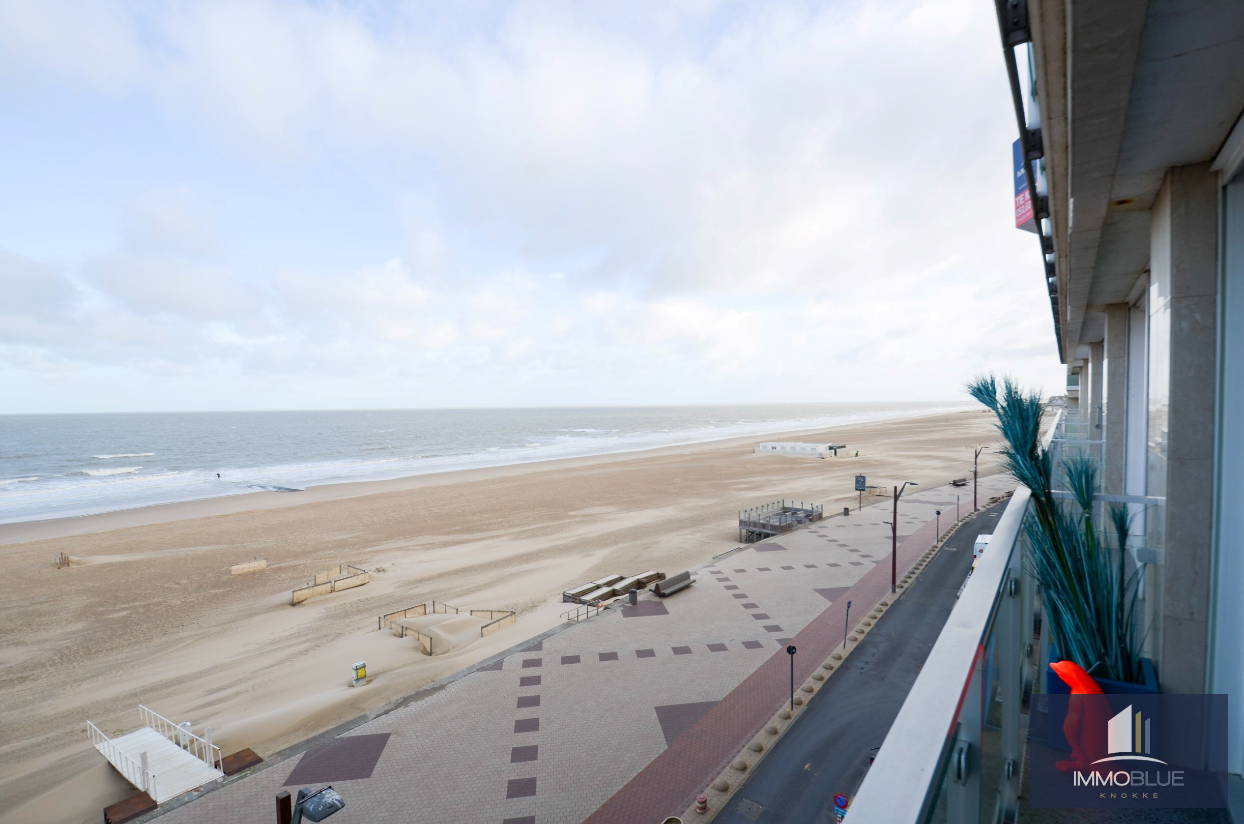 Appartement avec vue frontale sur la mer, situé dans une résidence prestigieuse au Zoute. 