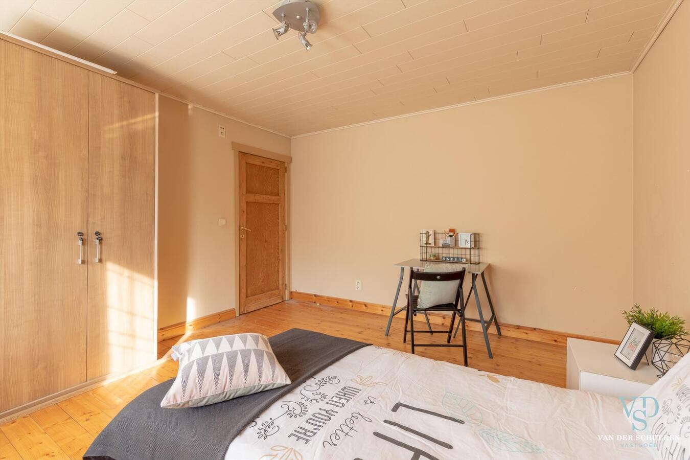 Praktische en degelijke woning in hartje Dikkelvenne . Bijzonder ruim ! 