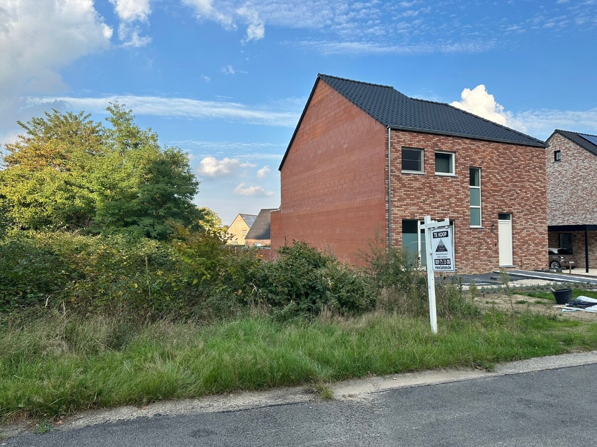 Bouwperceel voor een 3-gevelwoning. Tegenover Park- en Natuurgebied. Nabij Oud Kanaal en de Boslaan. 