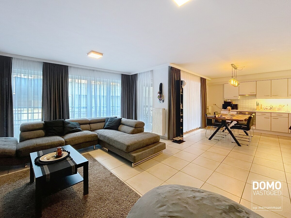 RUIM APPARTEMENT MET TERRAS, 2 SLAAPKAMERS EN PARKEERPLAATS IN HET CENTRUM VAN HASSELT 