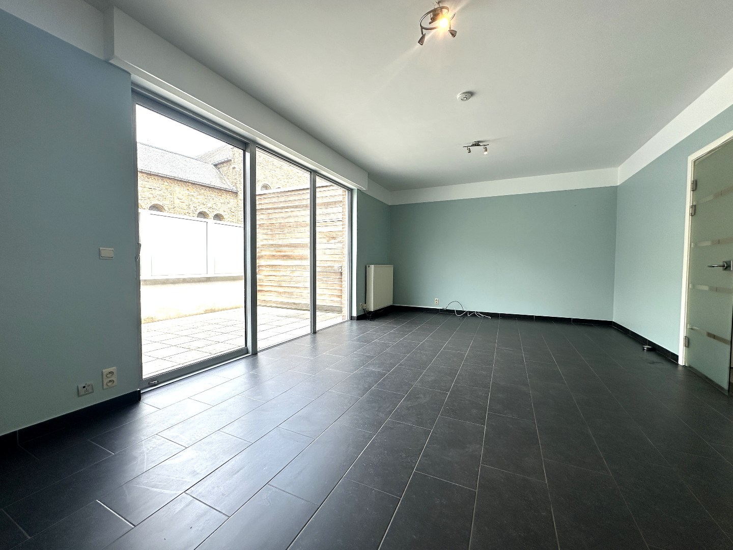 Lichtrijk appartement met 1 slpk en groot zonnig terras, hartje Torhout 