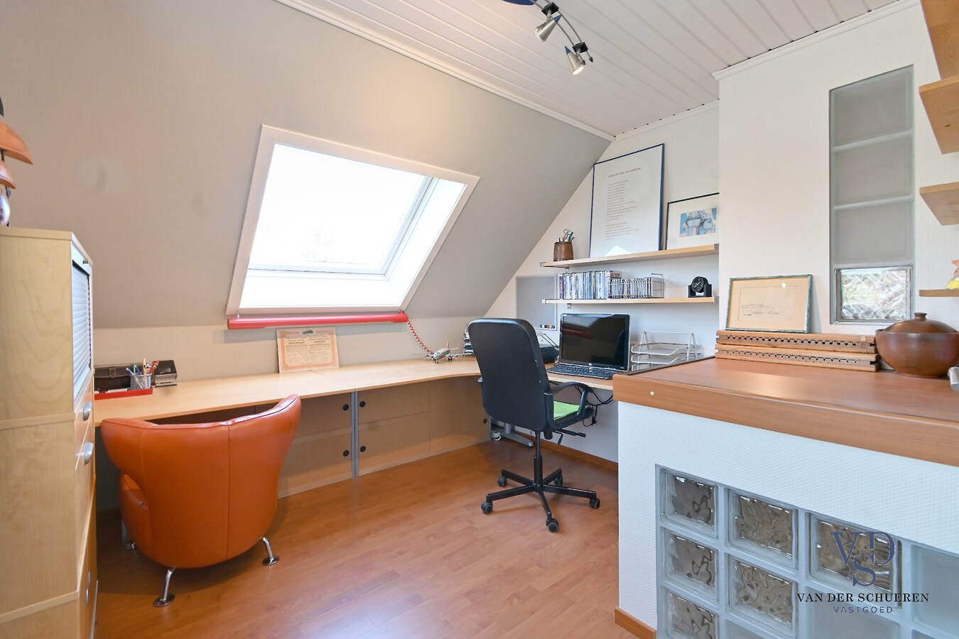 Tijdloze villa met zwembad in residentiële wijk 