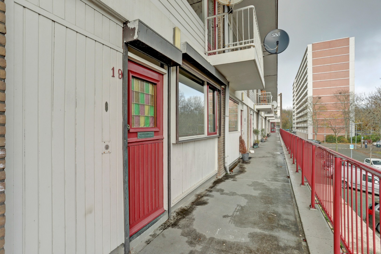 Ruime 4-kamer maisonnette op het Kreekplein, met balkon op het westen, berging in de onderbouw en gelegen op eigen grond. 