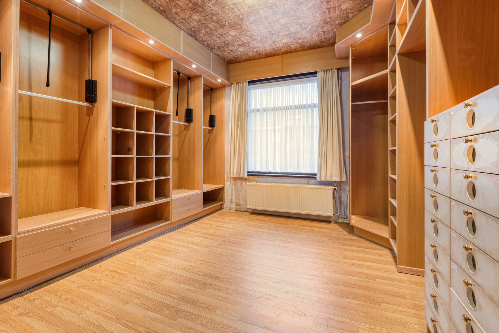 Gezinswoning met 6 slpk. en ruime garage op perceel van 1233m² te Leopoldsburg 