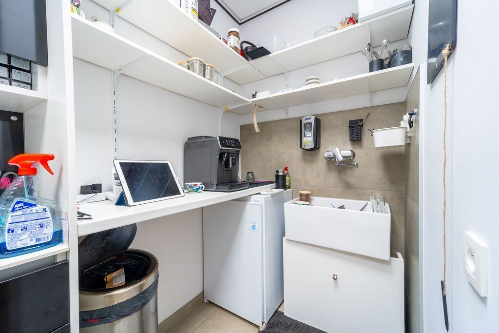 UITSTEKENDE OPBRENGSTENEIGENDOM - MODERNE COMMERCIËLE HANDELSRUIMTE MET BERGING OP TOPLOCATIE NABIJ HASSELT CENTRUM VANAF 295.000 EURO 