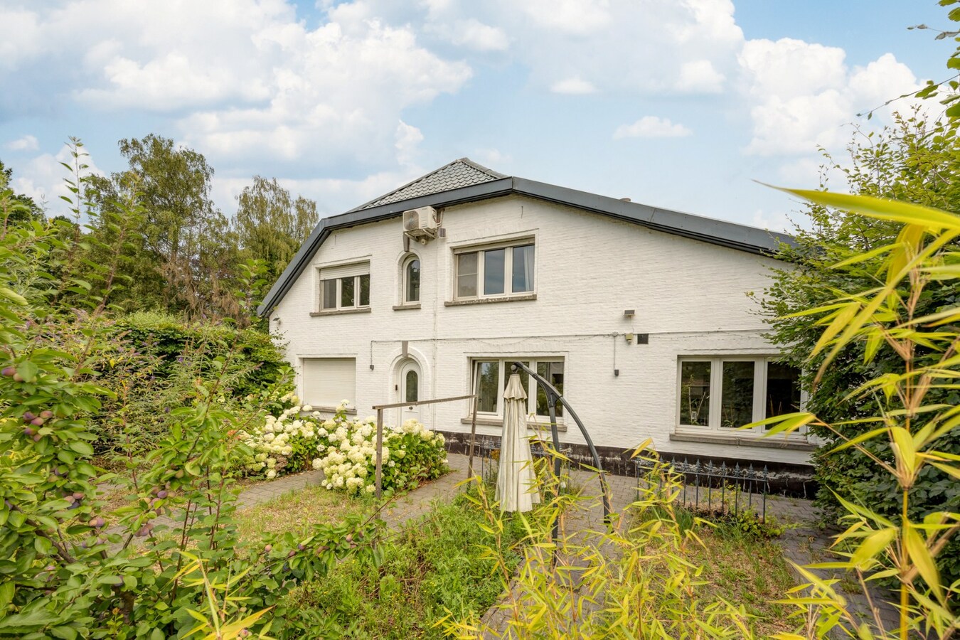 Zeer ruime woning (8 slpk + 8 badkamers) op een perceel van ca. 1.522 m² te Wijnegem/grens Schilde 