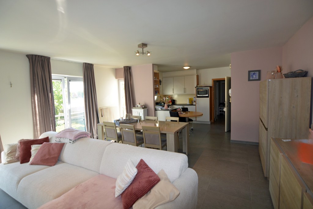 Appartement (104 m²) met 2 slpks, garage en kelderberging. 