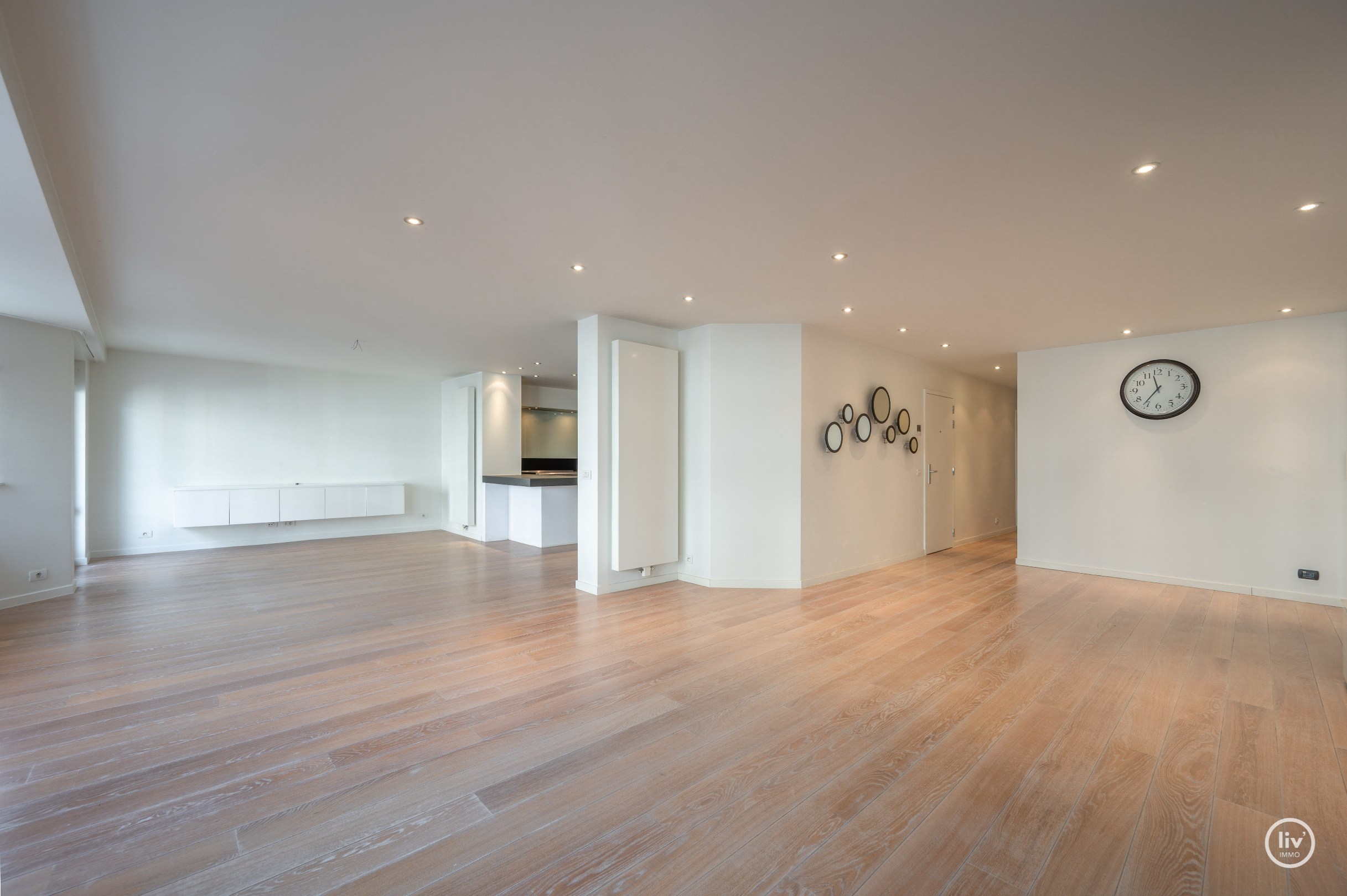 Appartement exceptionnellement spacieux avec une largeur de façade exceptionnelle et une superficie totale de 163 m², idéalement situé sur l'avenue Dumortier à Knokke. 