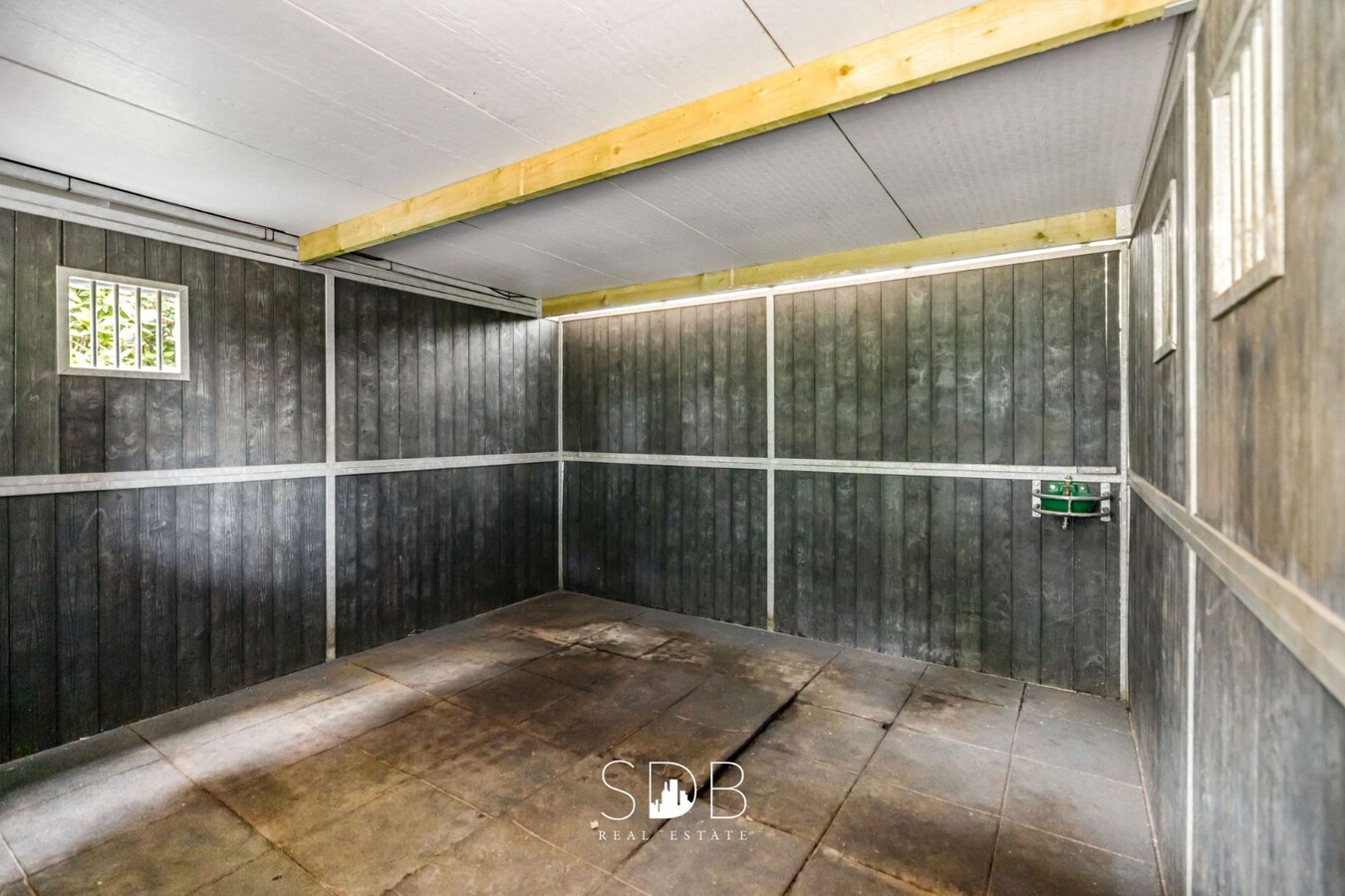 Prachtige villa met zwembad, paardenstallen, paddock en grasland op 1,3HA 