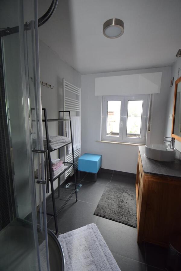 Volledig vernieuwde energiezuinige woning met garage en tuin te Roeselare 