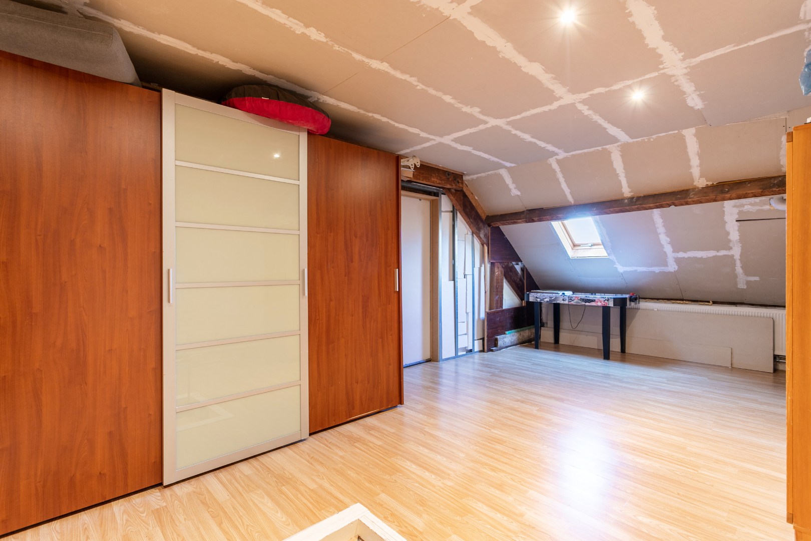 App 200m² met 3 slpks, terras en autostaanplaats te Halle 