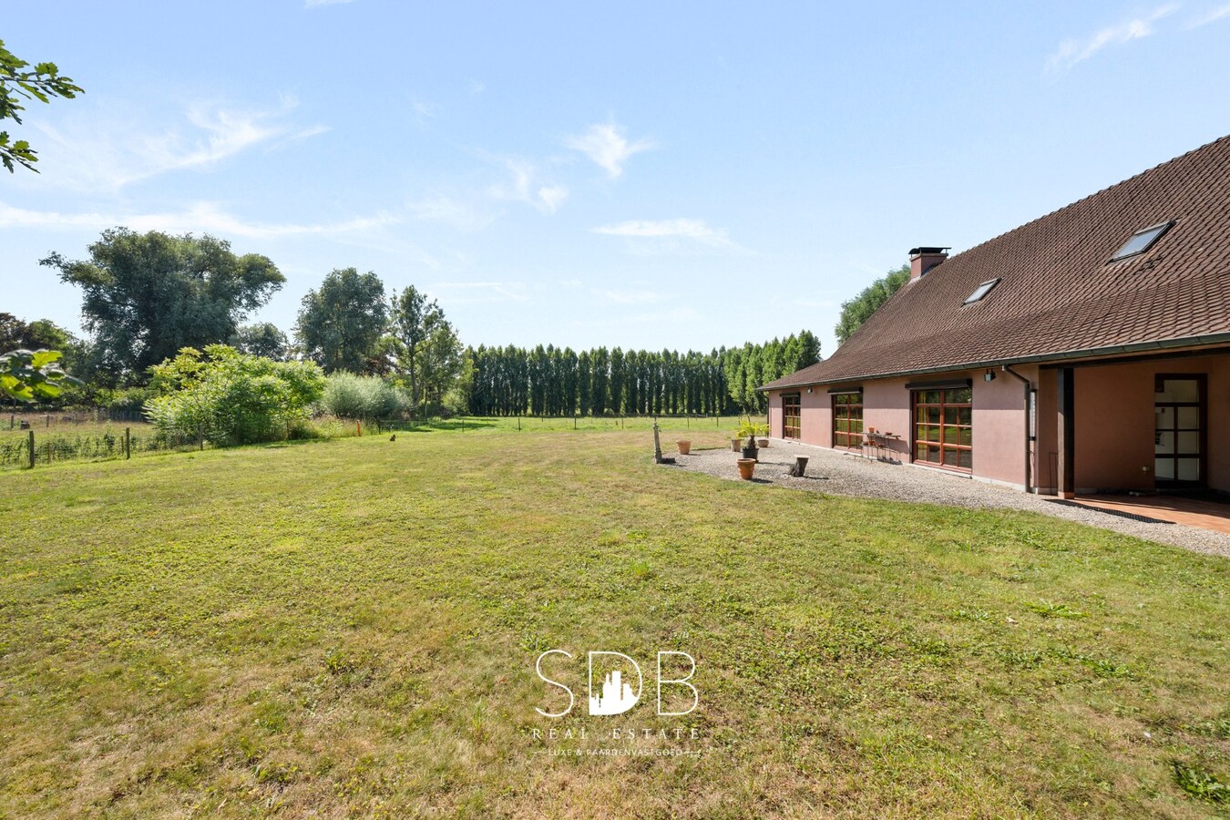 Hedendaagse villa met gezinstuin en graslanden op 7.496m² 